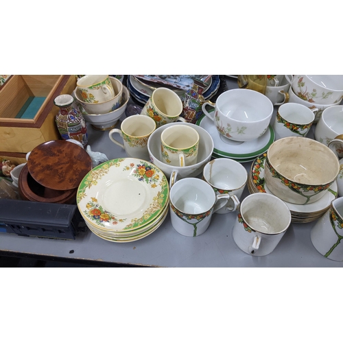 393 - A mixed lot to include an Alfred Meakin art deco part coffee set, flatware flagons Doulton squat for... 