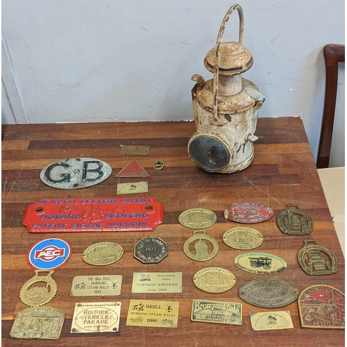 234 - Traction engine related items to include a lamp, a Howard Bedford plaque and various steam rally pla... 