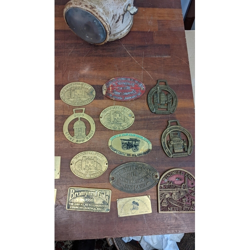 234 - Traction engine related items to include a lamp, a Howard Bedford plaque and various steam rally pla... 