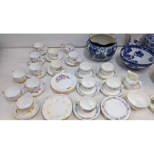 251 - A collection of ceramics to include a Japanese Imari bowl, a Forester Phoenix ware blue and white va... 