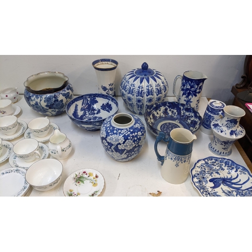 251 - A collection of ceramics to include a Japanese Imari bowl, a Forester Phoenix ware blue and white va... 