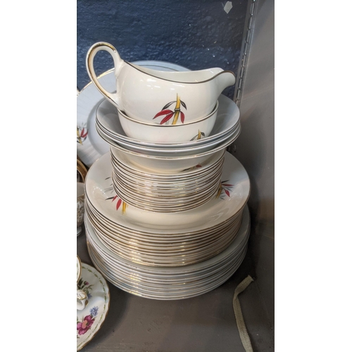 275 - Mixed ceramics to include a Royal Albert Poppy pattern August tea cup and saucer, together with Roya... 