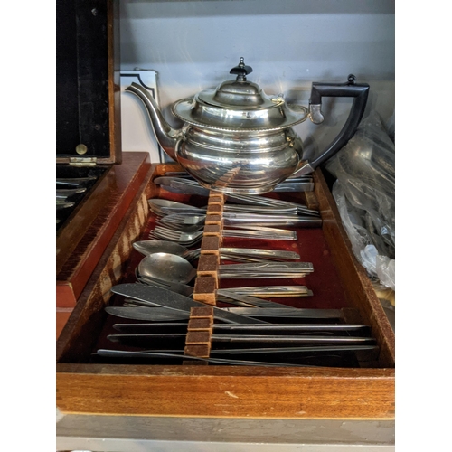 333 - Silver plate and E.P.N.S to include cutlery, a teapot, sugar bowl, milk jug and other items
Location... 