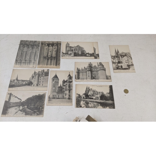 437 - Victorian and later photographs, together with postcards Location:LAM
If there is no condition repor... 