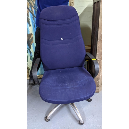 481 - A contemporary upholstered swivel office chair Location:G
If there is no condition report shown, ple... 