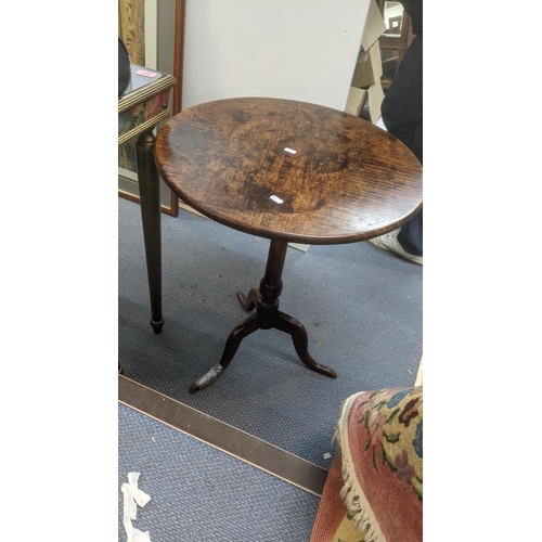 570 - A George III fruitwood snap top occasional table A/F Location:LAB
If there is no condition report sh... 