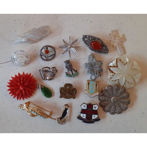 24 - A quantity of costume jewellery to include a silver moss agate ring, gold tone and silver tone chain... 