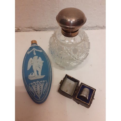 33 - A mixed vintage lot to include a silver topped glass scent bottle, a Wedgwood style scent bottle, 3 ... 