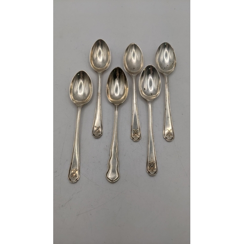 123 - A set of six teaspoons hallmarked Sheffield 1933 having golf clubs decorated to terminal, total weig... 