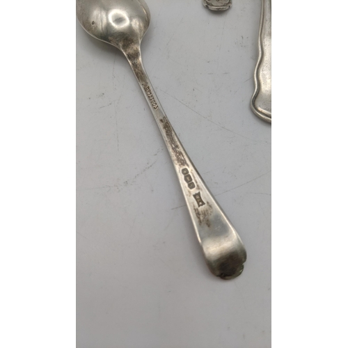 123 - A set of six teaspoons hallmarked Sheffield 1933 having golf clubs decorated to terminal, total weig... 