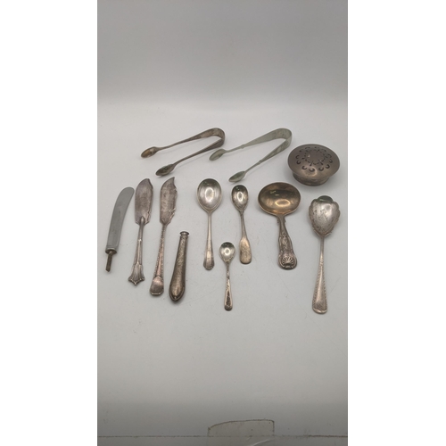 142 - A group of mixed silver to include a tea caddy spoon hallmarked London 1826, along with a pair of su... 