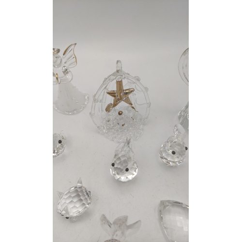 171 - A mixed lot of glass collectables to include Christmas related examples A/F, and crystal cut glass e... 