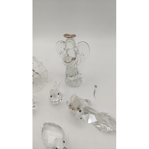 171 - A mixed lot of glass collectables to include Christmas related examples A/F, and crystal cut glass e... 