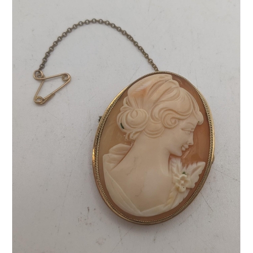 89 - A cameo mounted in a 9ct gold brooch and safety chain
Location:CAB5
If there is no condition report ... 