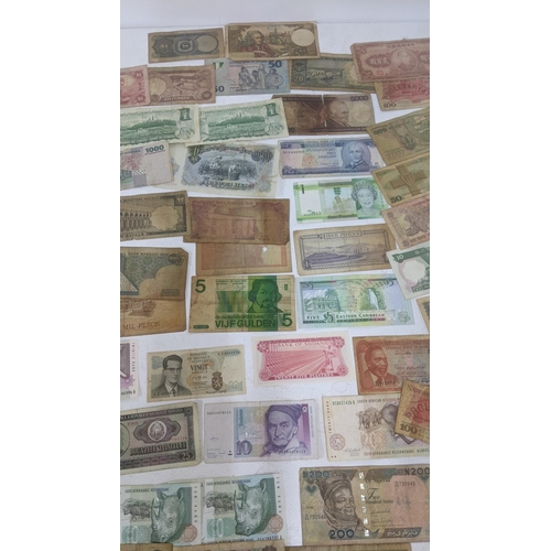 90 - Bank notes from around the world to include examples from China, France, Brazil, South Africa and ot... 