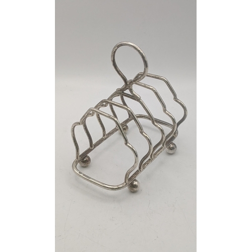 91 - A Martin Hall & Co silver toast rack on four bull feet, hallmarked Sheffield 1907, 171.9g
Location:R... 