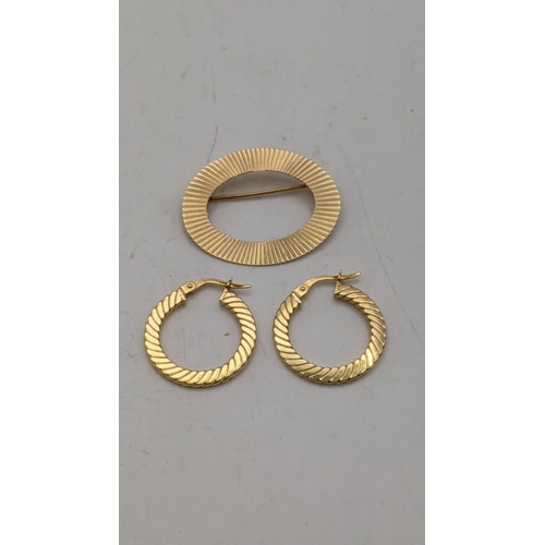 105 - A 14ct yellow gold oval shaped textured brooch 2.7g, together with a pair of 9ct yellow gold sculptu... 