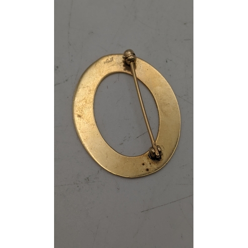 105 - A 14ct yellow gold oval shaped textured brooch 2.7g, together with a pair of 9ct yellow gold sculptu... 