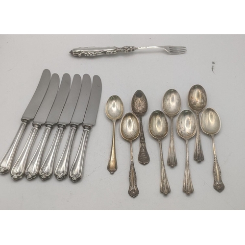 165 - Silver cutlery and flatware to include silver handled butter knives and mixed teaspoons, total weigh... 