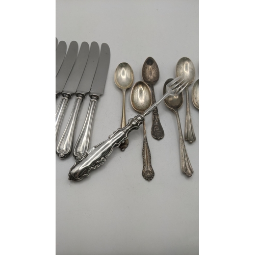 165 - Silver cutlery and flatware to include silver handled butter knives and mixed teaspoons, total weigh... 