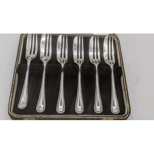 168 - Silver to include a set of six cake forks hallmarked Sheffield 1931, in a fitted case together with ... 