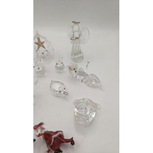 171 - A mixed lot of glass collectables to include Christmas related examples A/F, and crystal cut glass e... 