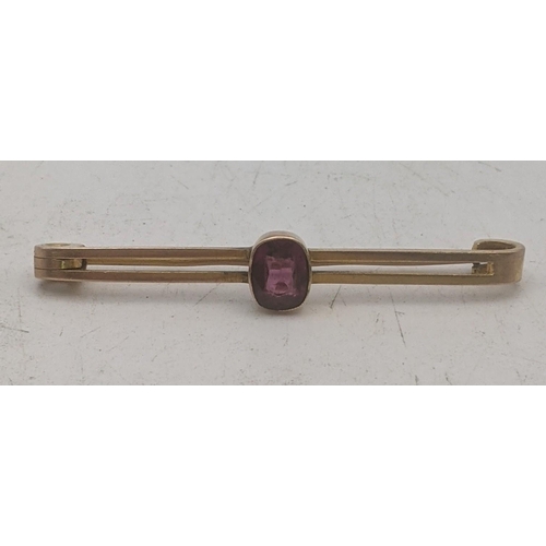 173 - A 9ct yellow gold bar brooch set with an oval cut amethyst coloured stone 3.5g Location:CAB5
If ther... 