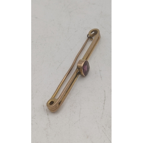 173 - A 9ct yellow gold bar brooch set with an oval cut amethyst coloured stone 3.5g Location:CAB5
If ther... 