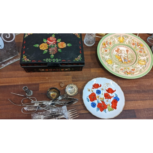 259 - Mixed items to include glass animal ornaments, a pair of onyx lamps, a Barge ware painted tin, glass... 