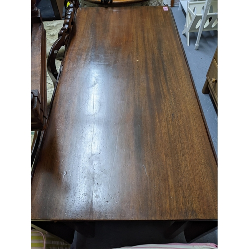 281 - A Georgian mahogany drop flap dining table on shaped square legs 72.5cm x 105cm x 48cm (unextended) ... 