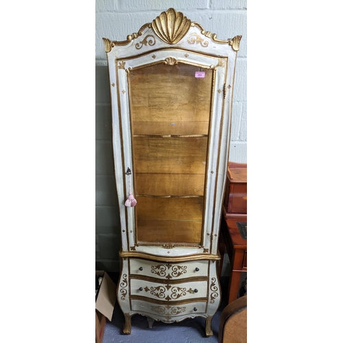 283 - A 20th century Italian style white painted and giltwork wooden display cabinet with two matching sid... 