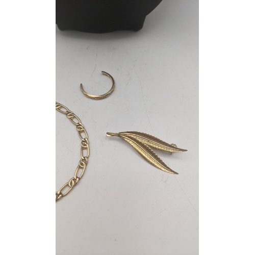 12 - Mixed 9ct gold jewellery to include a Figaro bracelet, a brooch fashioned as a feather, part of a 9c... 