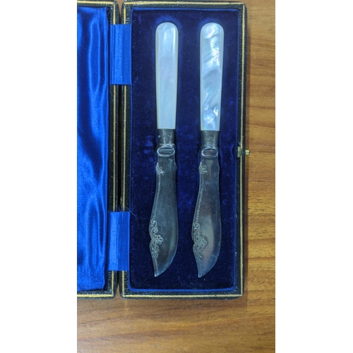 28 - Mixed silver to include a Christening set comprising of a floral engraved fork and spoon, a pair of ... 