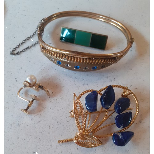 42 - A quantity of costume jewellery and small 20th Century collectables to include an engine turned whit... 