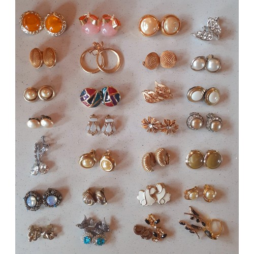 59 - A quantity of vintage costume jewellery, mainly earrings and brooches, to include a gold tone Liz Cl... 