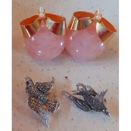 59 - A quantity of vintage costume jewellery, mainly earrings and brooches, to include a gold tone Liz Cl... 