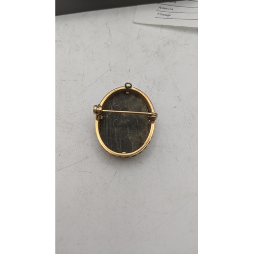 195 - A mother of pearl cameo mounted in a 9ct yellow gold brooch Location: CAB1
If there is no condition ... 