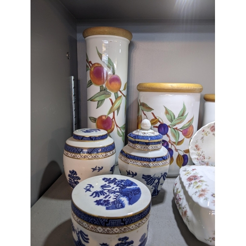 364 - Mixed china and ceramics to include Royal Worcester Evesham pattern, Booths, Real Old Willow pattern... 