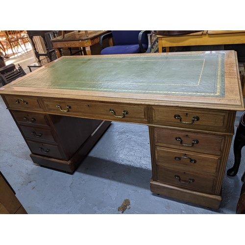 383 - An early 20th century mahogany twin pedestal with nine drawers, on castors, 74.5 x 152 x 80cm
Locati... 