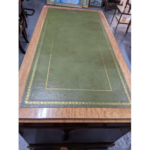 383 - An early 20th century mahogany twin pedestal with nine drawers, on castors, 74.5 x 152 x 80cm
Locati... 