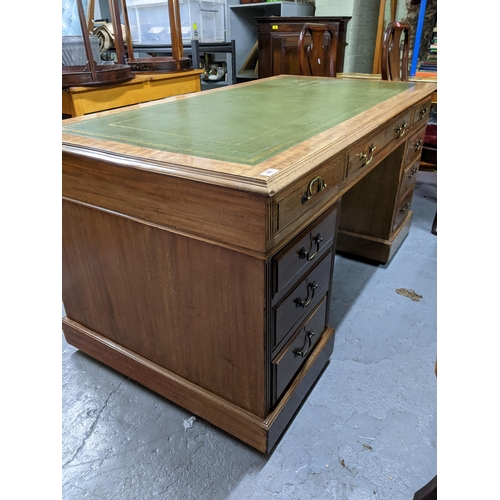 383 - An early 20th century mahogany twin pedestal with nine drawers, on castors, 74.5 x 152 x 80cm
Locati... 