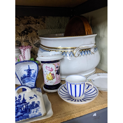 424 - A mixed lot of Victorian and later ceramics to include a Copeland  Spode Italian pattern toast rack,... 