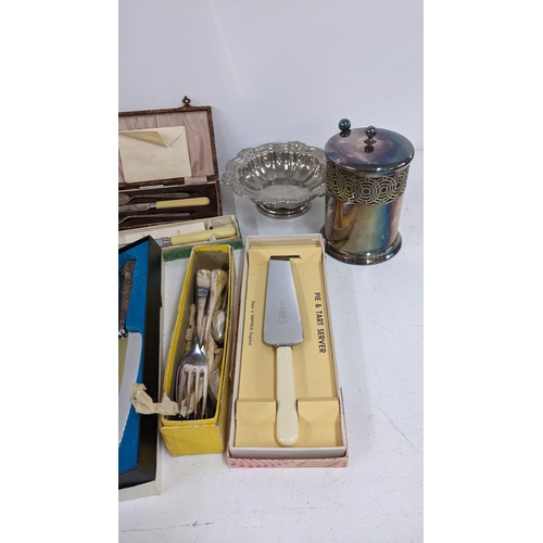 477 - Mixed silver plate to include boxed cutlery, napkin rings and other items
Location: LWB
If there is ... 