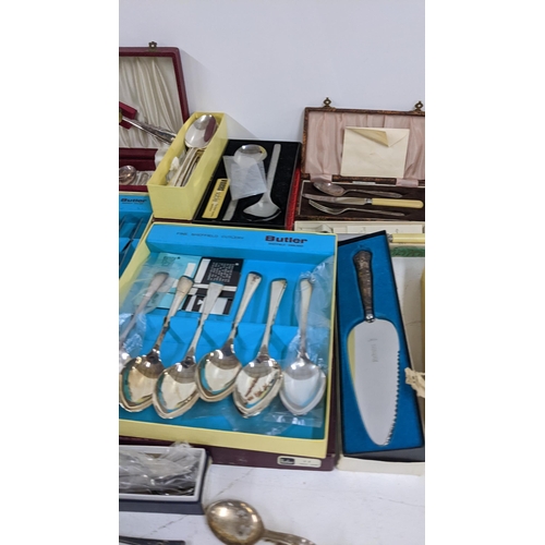 477 - Mixed silver plate to include boxed cutlery, napkin rings and other items
Location: LWB
If there is ... 