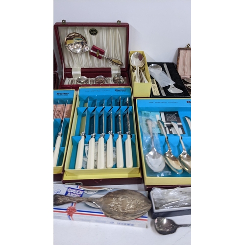 477 - Mixed silver plate to include boxed cutlery, napkin rings and other items
Location: LWB
If there is ... 