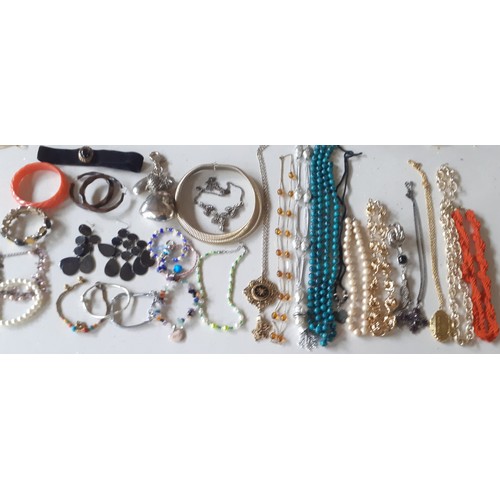 93 - A quantity of 1970's and later costume jewellery and collectables, not all photographed, to include ... 