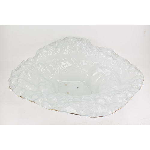 134 - An Annieglass USA frosted glass water sculpture centre bowl with a part gilt highlighted rim, 21.5cm... 