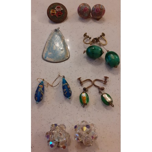 73 - A quantity of stone pendants, stone and painted glass bead necklaces to include lapis lazuli beads a... 