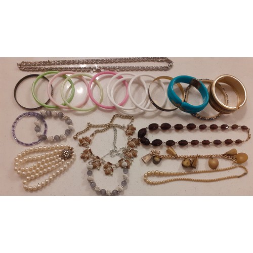 76 - A large quantity of vintage bead necklaces to include Aurora Borealis examples and simulated pearls ... 