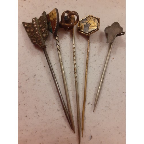 101 - A group of late 19th to mid 20th Century bar brooches to include 2 Victorian gold tone 'Nanny' brooc... 